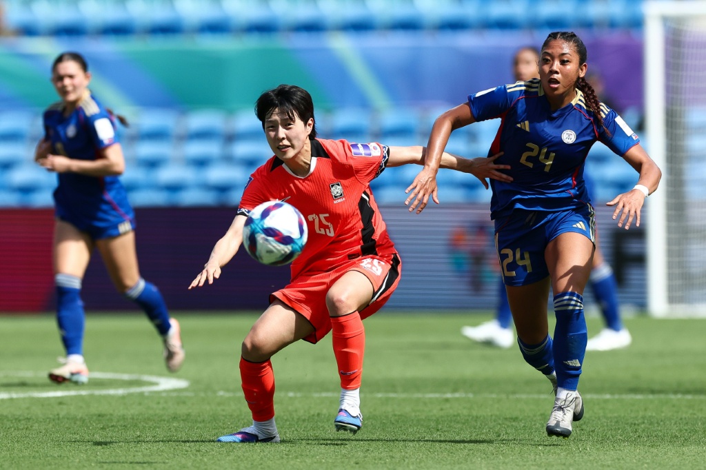 Kadınlar Asya Kupasında İranlı Oyuncular Marşı Söylüyor ve Selam Veriyor