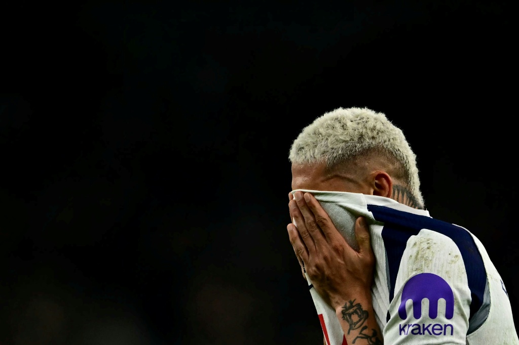 Tottenham sofre derrota perante Crystal Palace por 3-1 e aproxima-se da zona de descida