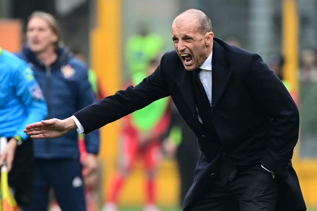 Милан стремится оживить угасающие шансы на титул в дерби с Интером