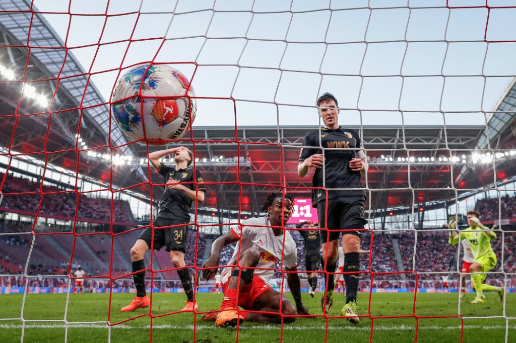 Dortmund verslaat tienkoppig Keulen en verstevigt greep op topvierplek