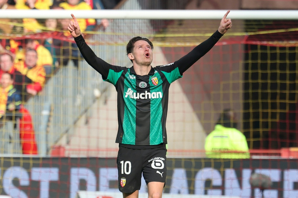 Lens derrota Metz e aproxima-se a um ponto do PSG líder