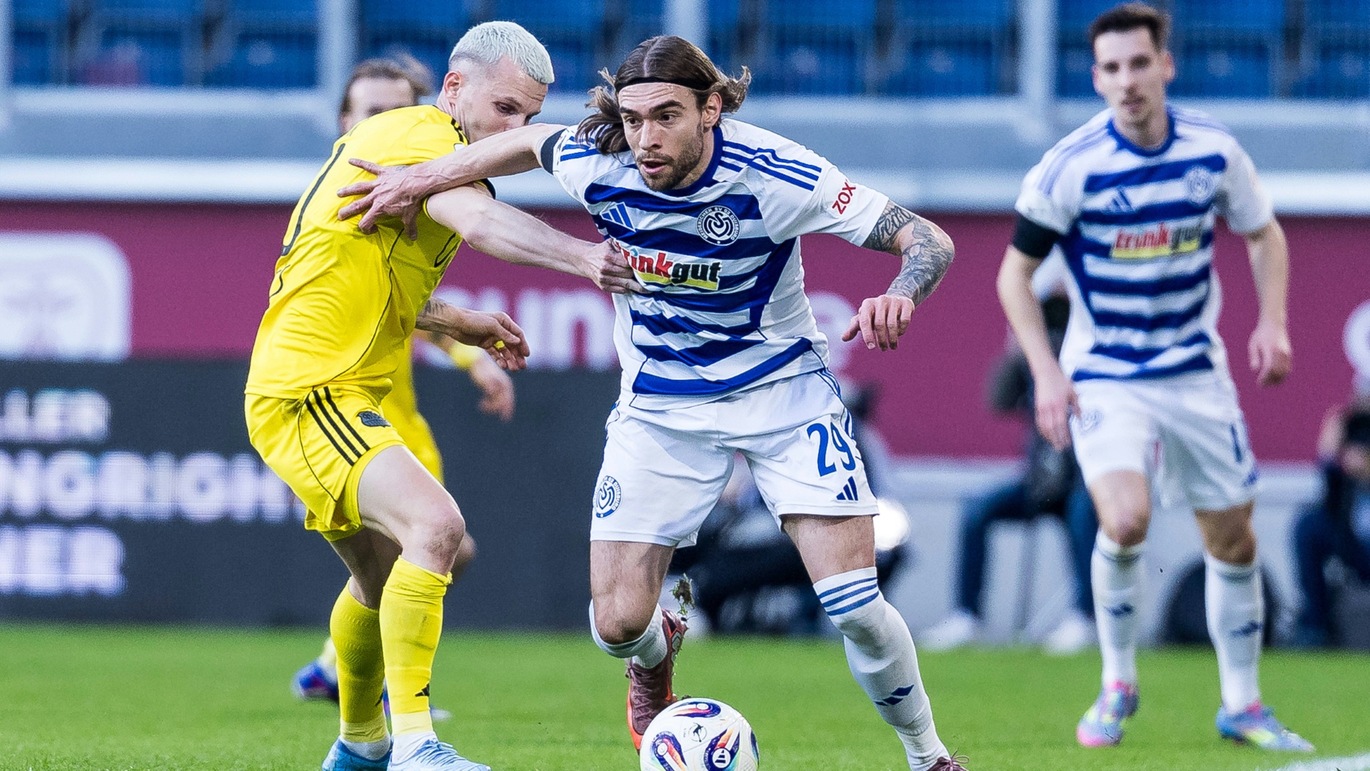 Dritte Liga Duisburg bleibt nah an der Spitze