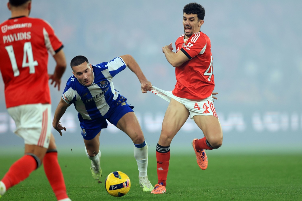 Benfica rescata un empate frente al Oporto en el derbi luso