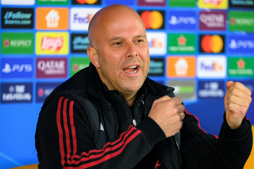 Liverpool Arne Slot Bersiap Hadapi Suasana Panas di Galatasaray