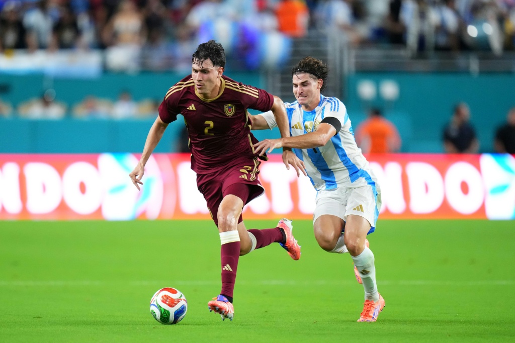 Botafogo confirma chegada do defesa central venezuelano Nahuel Ferraresi