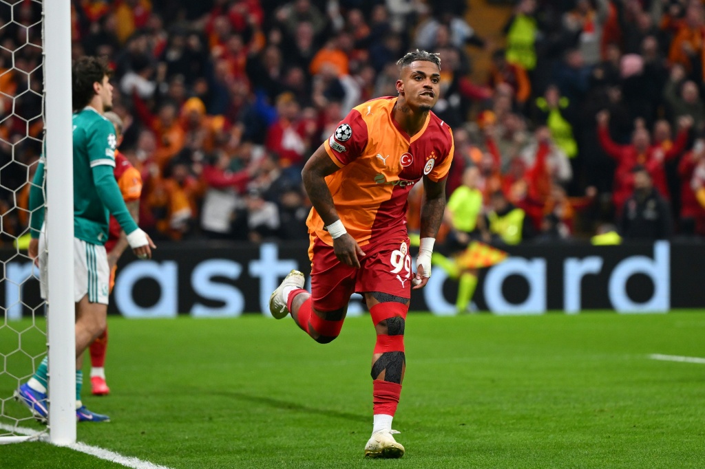 Liverpool sufre en el infierno turco pero resiste para la vuelta en Anfield