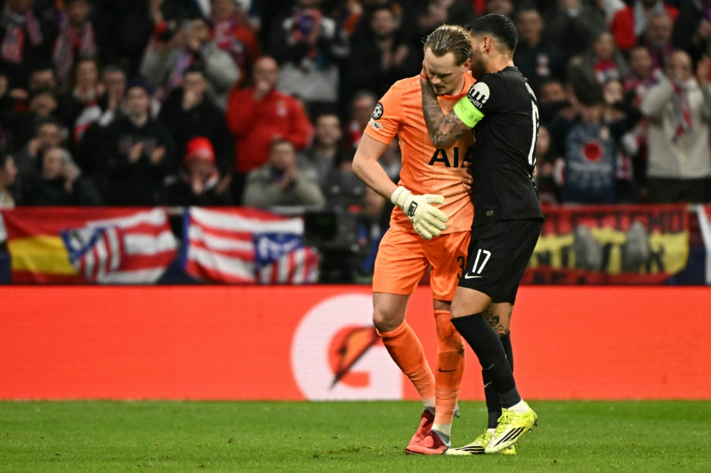 Tottenham cambia a su portero Kinsky por dos fallos graves en solo 17 minutos