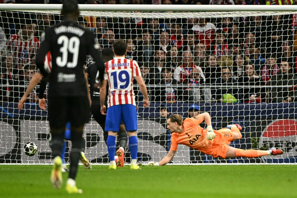 Tottenham wisselt keeper Kinsky na twee forse blunders in 17 minuten