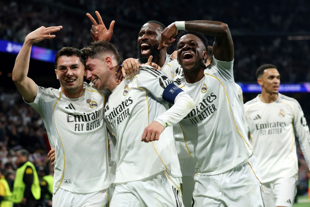 Valverde logra triplete y Real Madrid derrota 3-0 al Manchester City en octavos de Champions