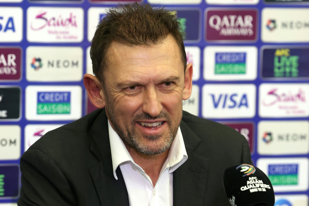 Tréner australských Socceroos Popovic konzultuje s rugby odborníkem Jonesem před mistrovstvím světa