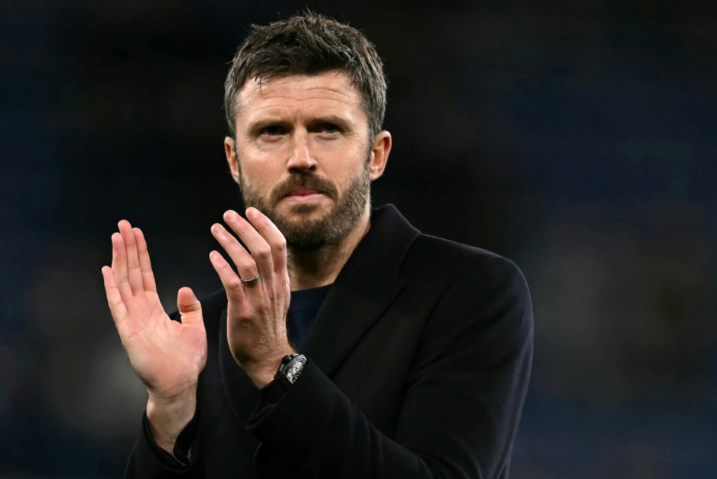 Carrick shrugs off Scholes dig as Man Utd gear up for Villa test