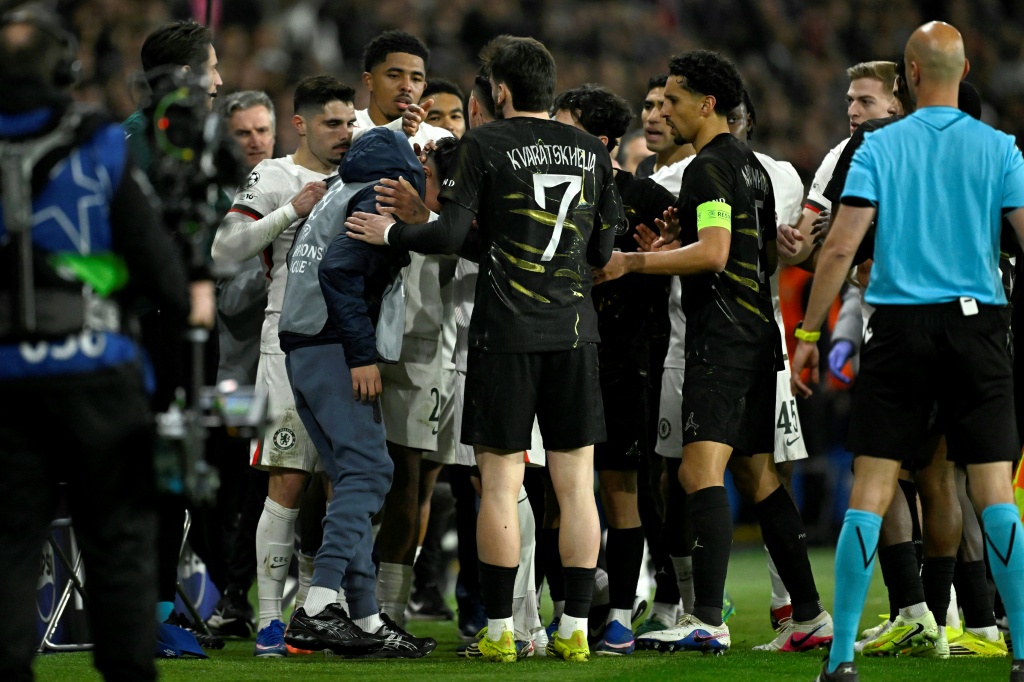 UEFA inicia processo disciplinar a Pedro Neto do Chelsea por empurrar auxiliar de bola