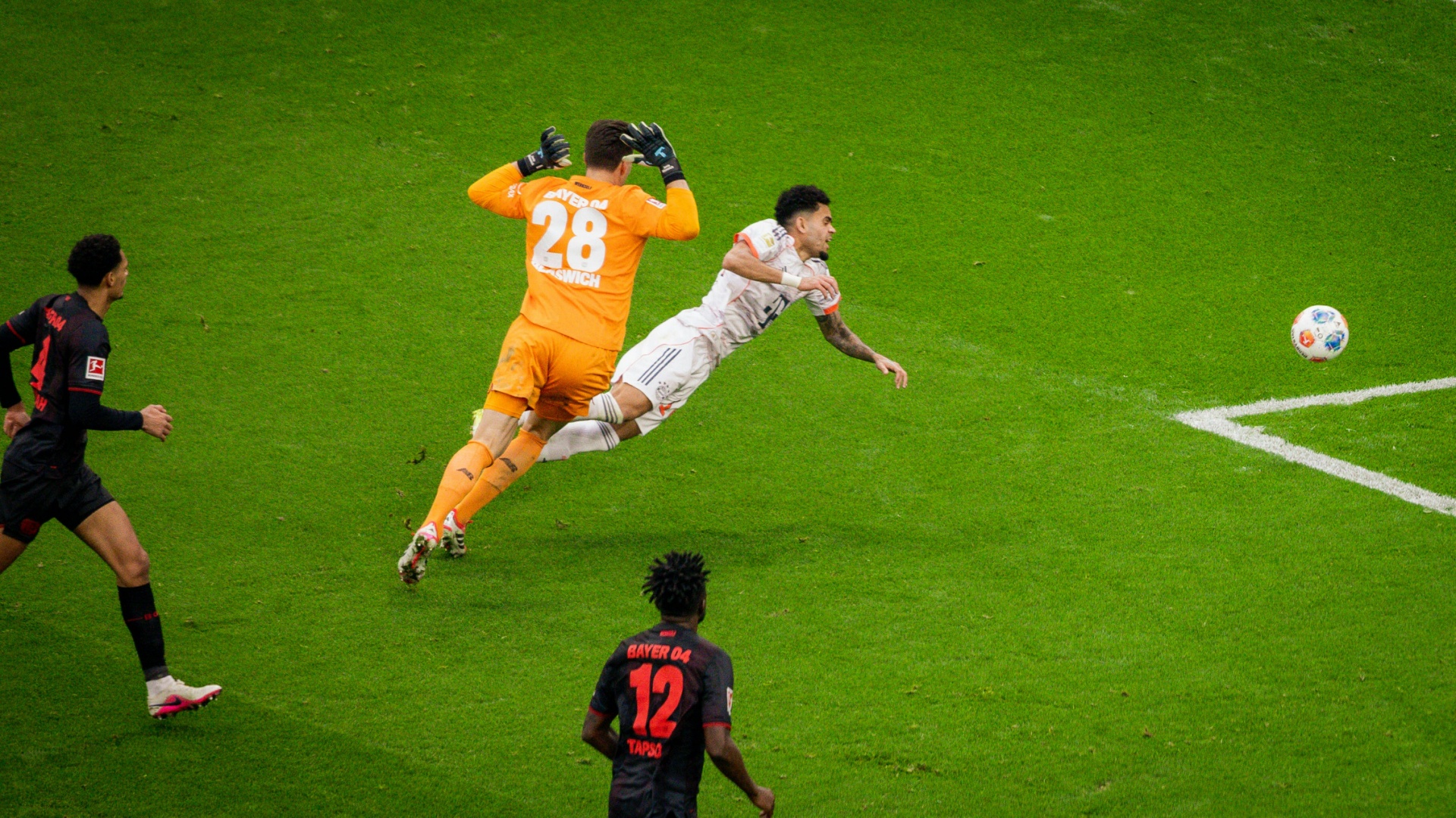 Platzverweis für Díaz: Kompany kritisiert hart - Dingert gesteht Irrtum