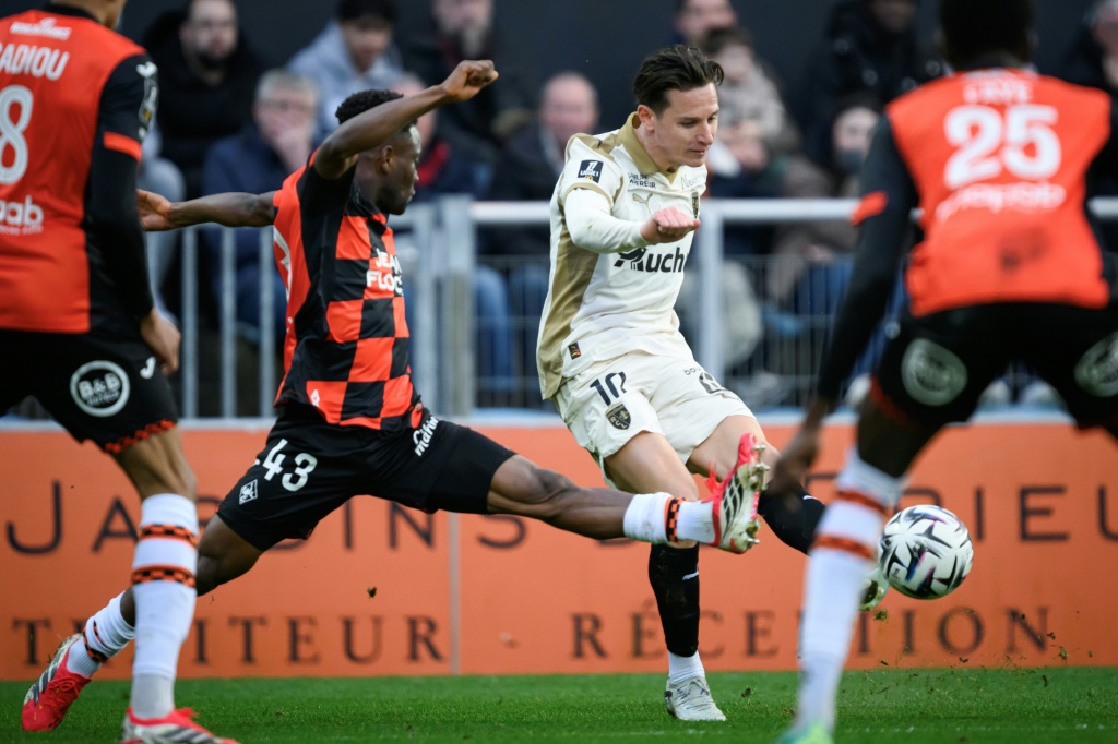 Lens sufre derrota en Lorient por 2-1 y permanecera detras del PSG