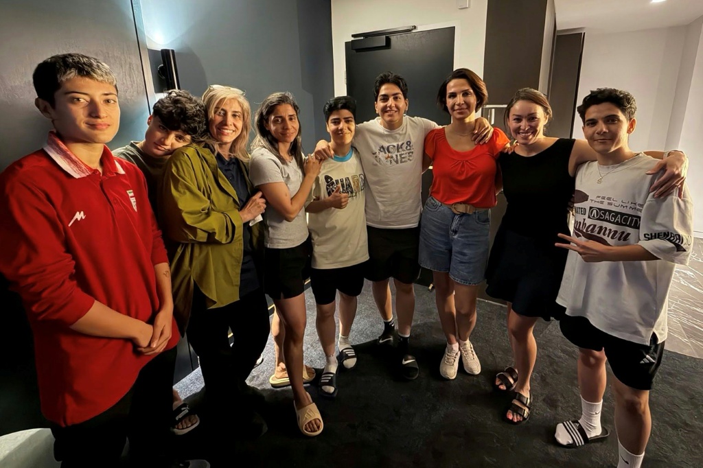 La líder del equipo femenino de fútbol de Irán desiste de su solicitud de asilo según reportes de la prensa local