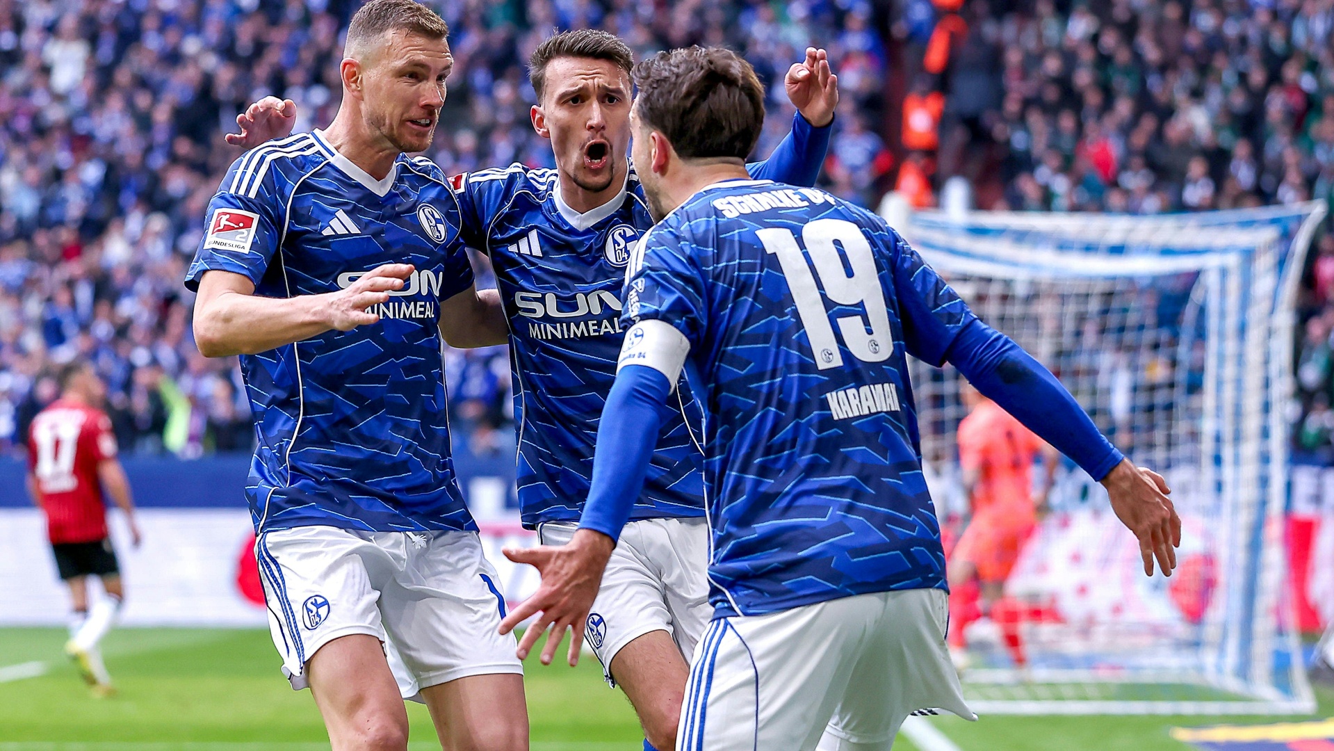 Dzeko trifft und fliegt: Schalke verspielt Vorsprung gegen Hannover