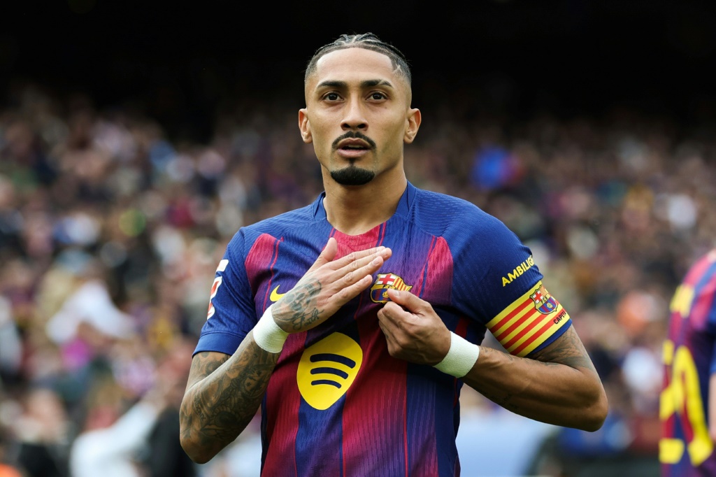 Raphinha marca triplete e Barcelona derrota Sevilha por 5 a 2 abrindo quatro pontos na frente