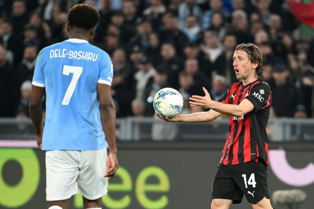 En Italie l AC Milan chute face à la Lazio et permet à l Inter de prendre le large