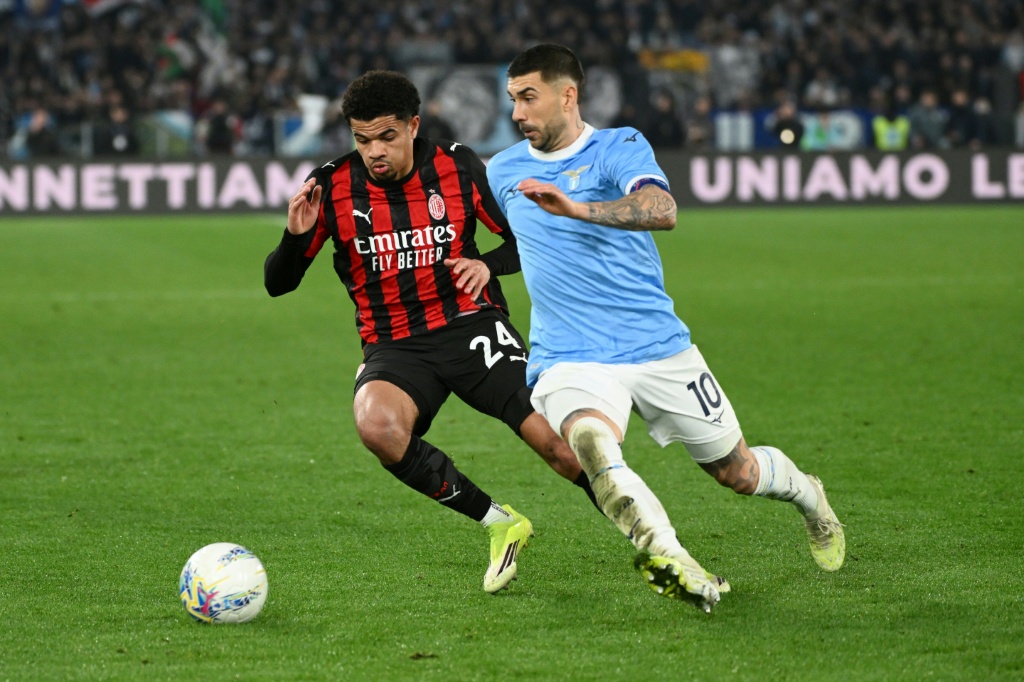 Milan cai perante a Lazio por 1-0 e vê o Inter líder fugir ainda mais; Como derrota a Roma