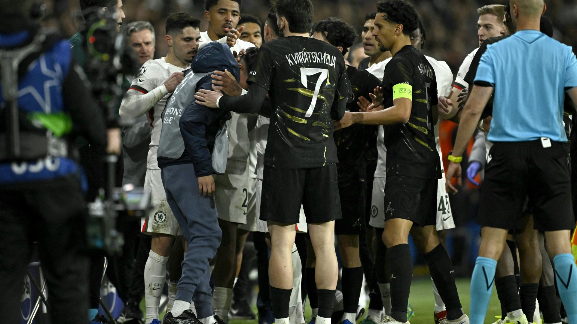 Balljungen angerempelt Chelsea Profi Pedro Neto ohne Sperre