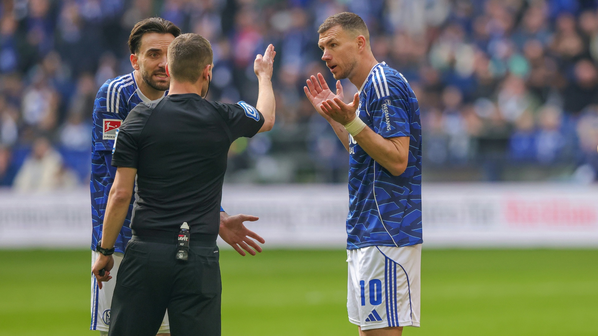 Zum 40. Geburtstag: Dzeko mit Zweimatchsperre nach Roter Karte