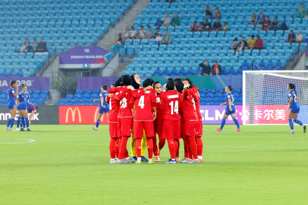 Equipo femenino de fútbol de Irán llega a Turquía en ruta de vuelta a su nación