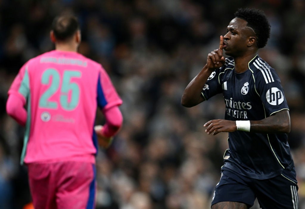 Com dois golos de Vini, Real Madrid volta a vencer City (2-1) e avança às quartas da Champions