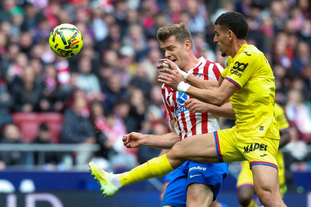 Sancionan con dos partidos a Abqar por pellizco en genitales a Sorloth