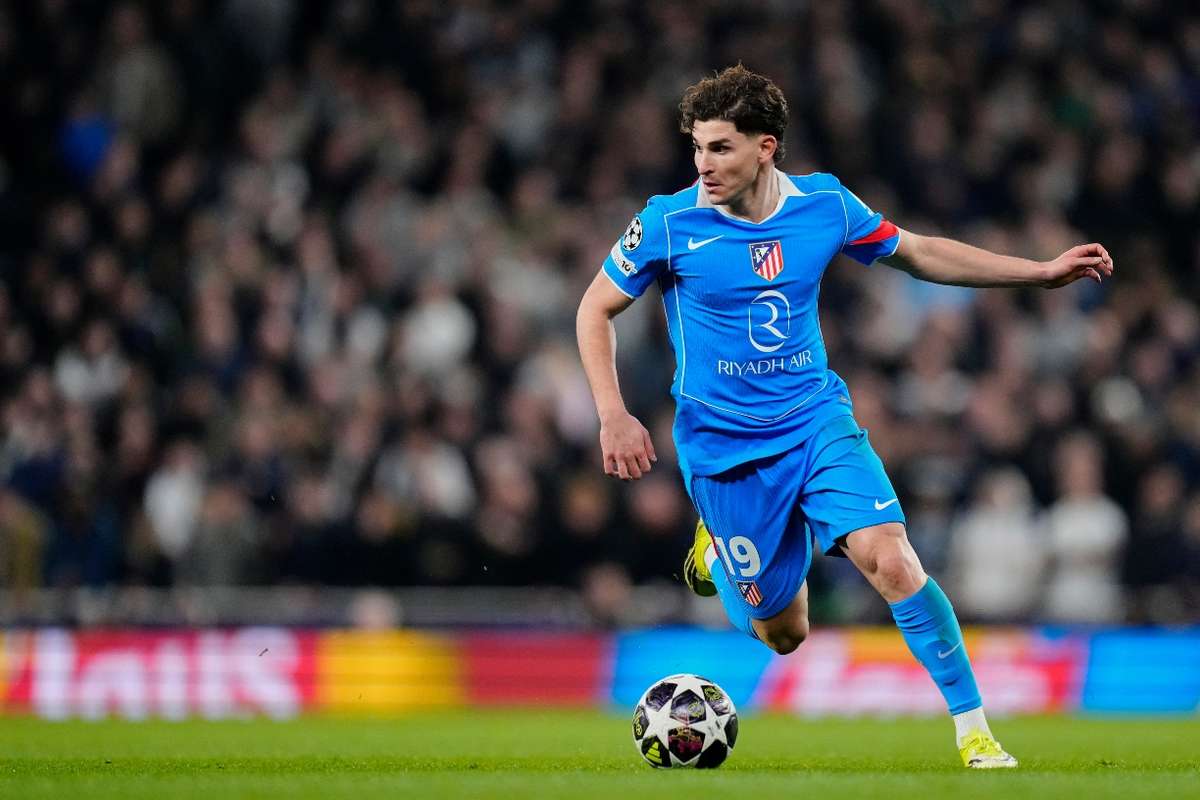 Julián Álvarez festeja sus cien encuentros con el Atlético anotando gol asistencia y avanzando a cuartos