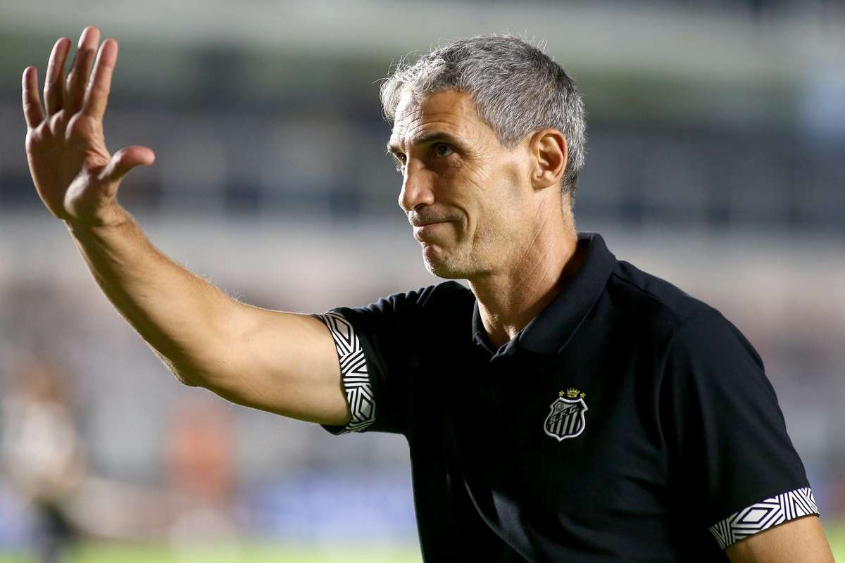 Santos confirma desligamento de Juan Pablo Vojvoda apos revés no Campeonato Brasileiro