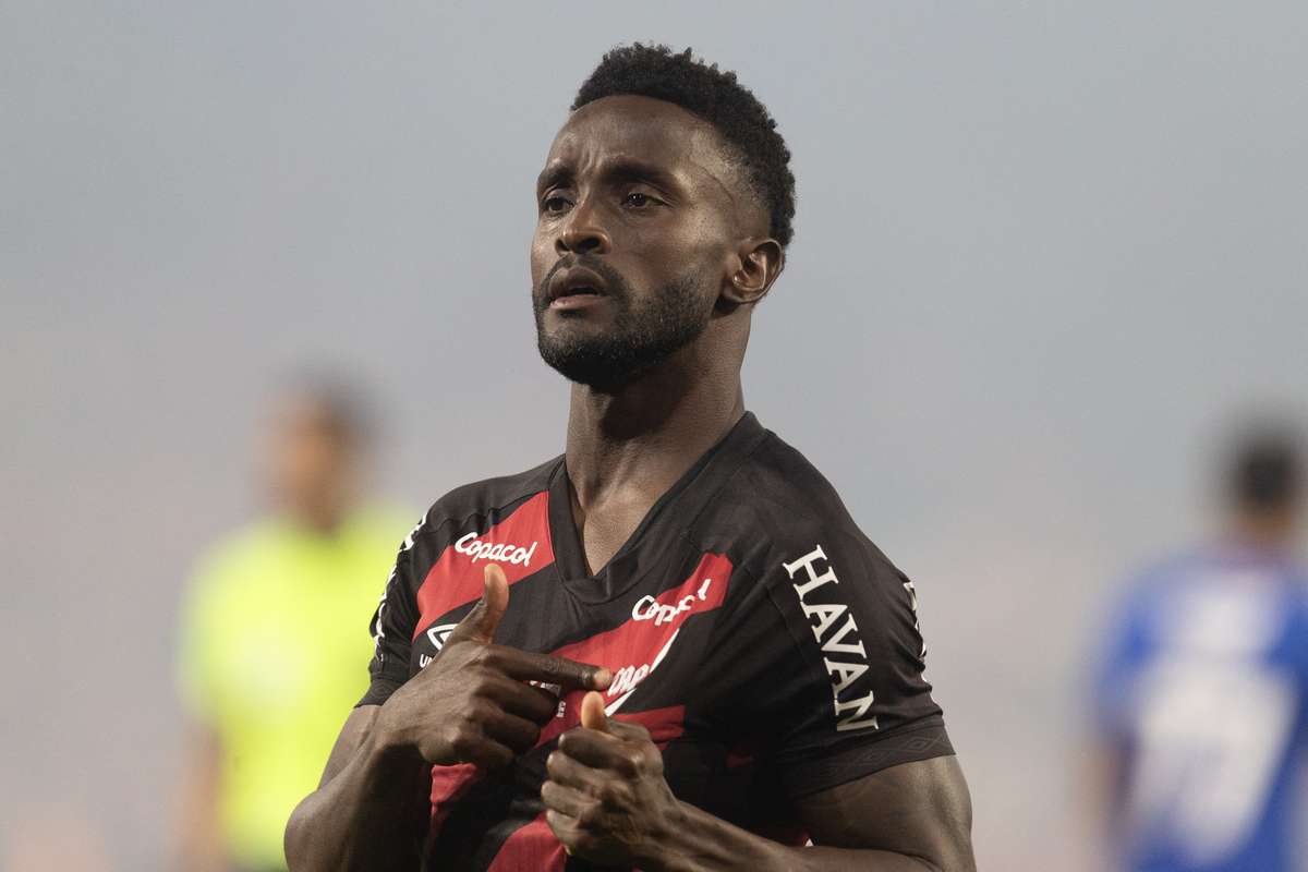 Campeonato Brasileiro Athletico PR derrota Cruzeiro por 2 1 antes da chegada de Artur Jorge