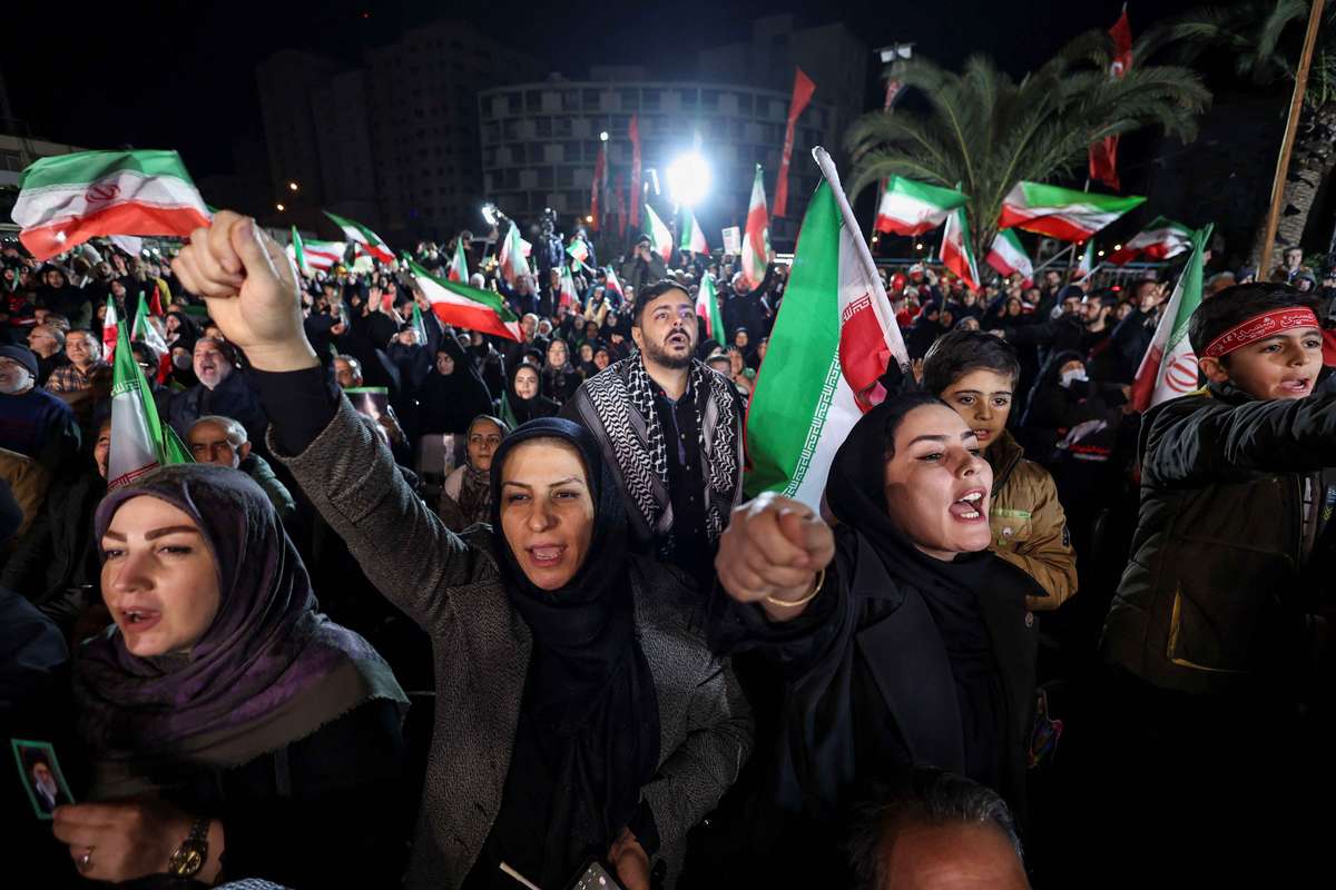 Accueils triomphaux pour l'équipe féminine iranienne à Téhéran après son retour d'Australie