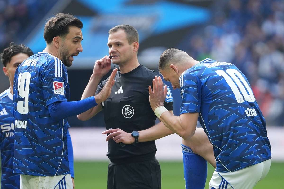 Schalke sem Dzeko: O rival também sente falta do artilheiro