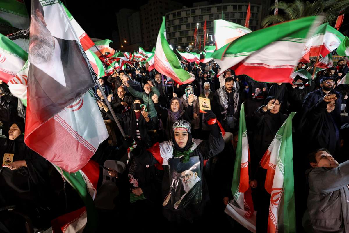 Irão: Equipa feminina de futebol recebe aclamação popular ao chegar a Teerão