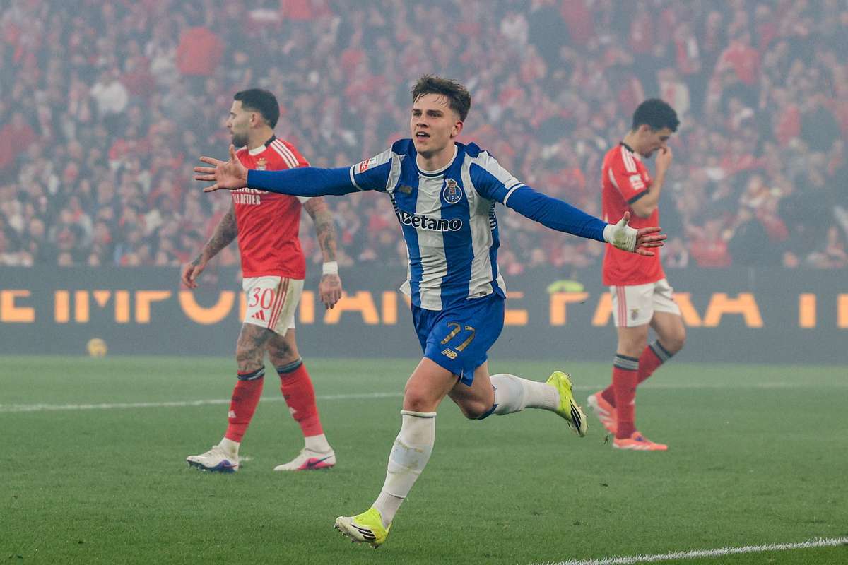 Jovem extremo do FC Porto Pietuszewski recebe primeira convocação para seleção polaca