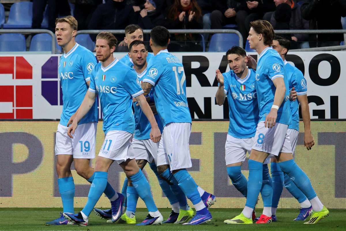 Le Napoli s'empare temporairement de la 2e place après son succès à Cagliari