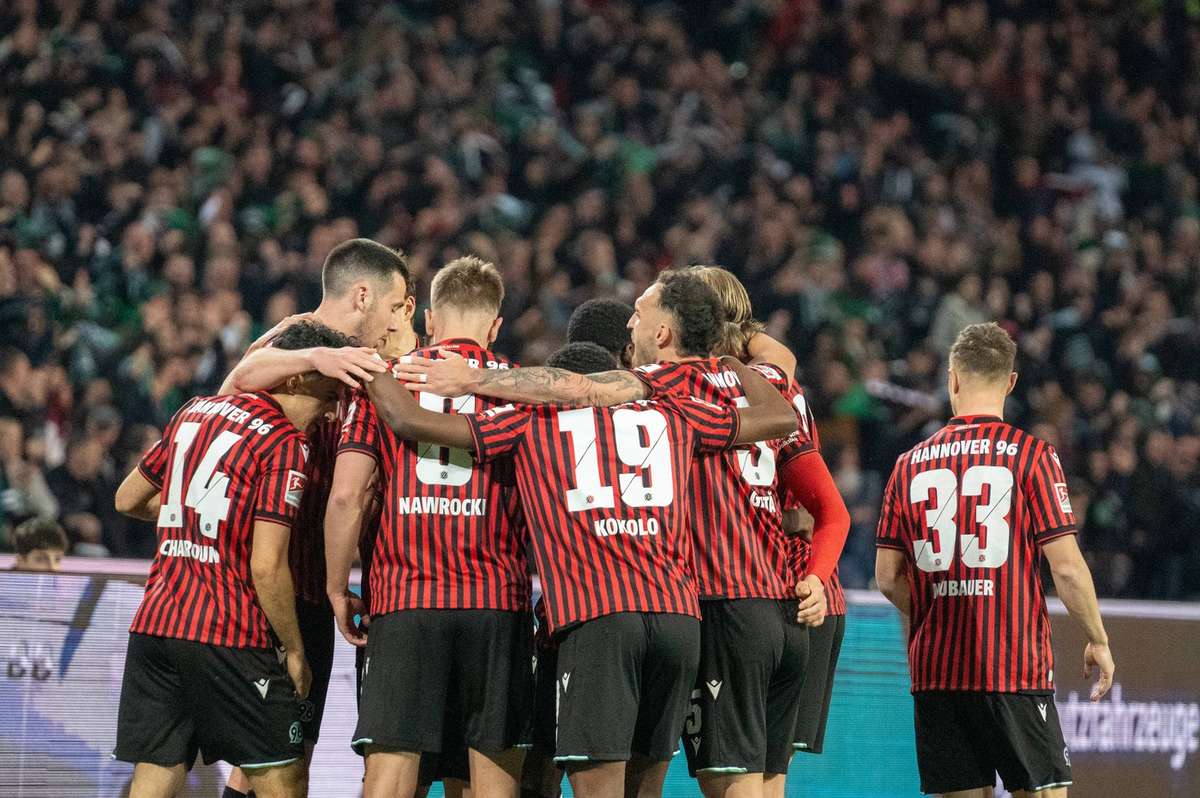 Zweite Bundesliga Hannover siegt im Derby Karlsruher SC nutzt Fürther Patzer aus