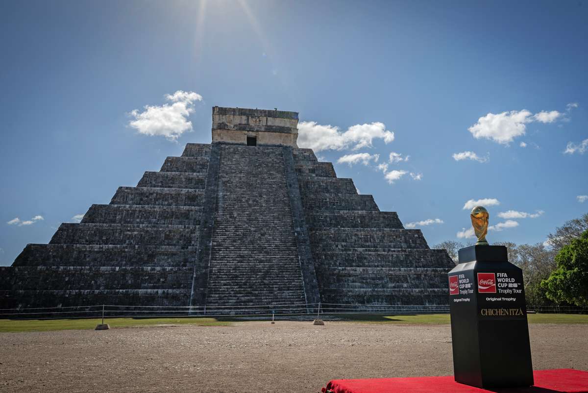 Présentation du trophée de la Coupe du monde au site maya de Chichén Itzá au Mexique