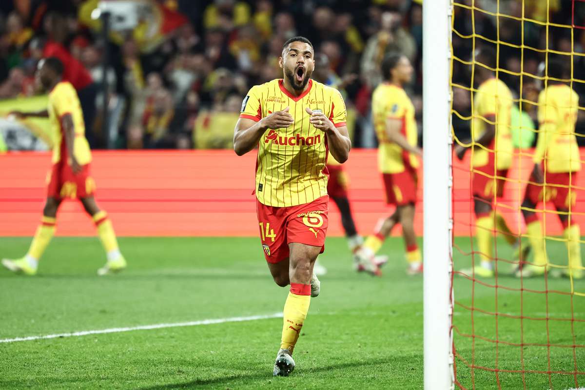Le RC Lens inflige une correction à Angers et s'empare temporairement de la tête de la Ligue 1