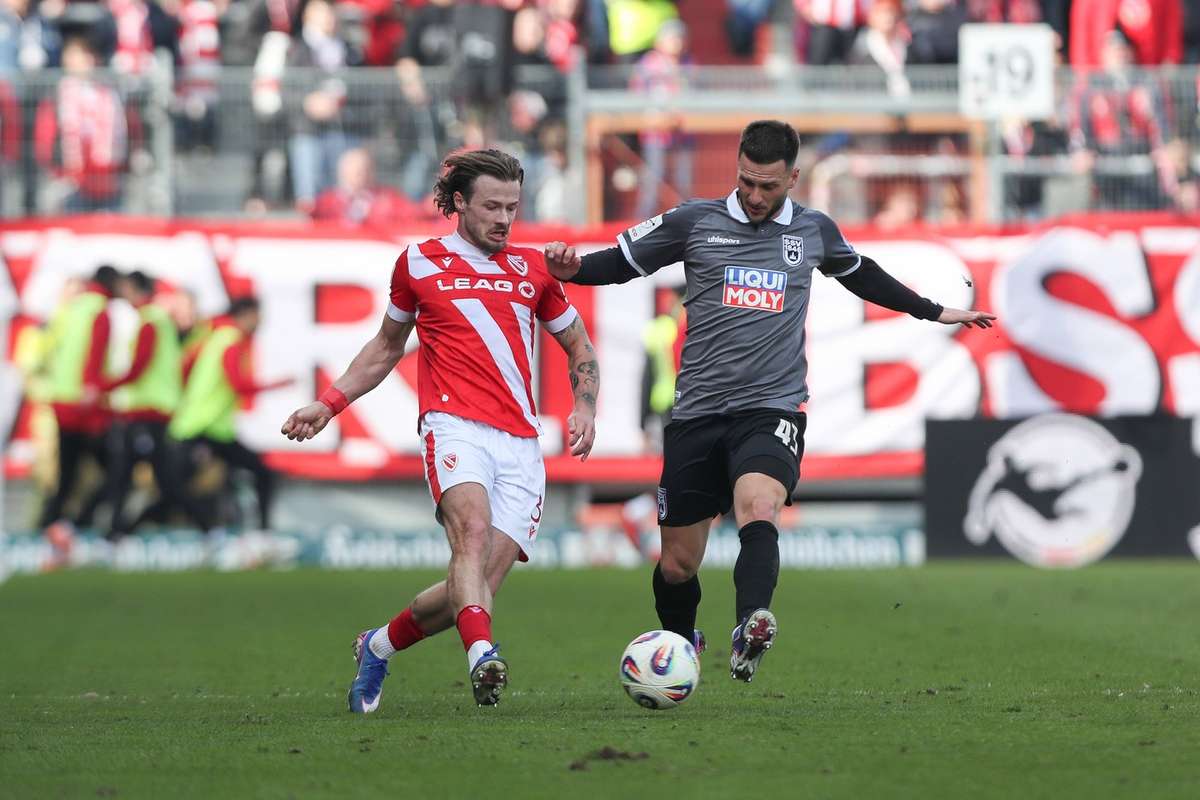 3. Liga: Cottbus stolpert wieder, Streit um Mannheims Entscheidungstor
