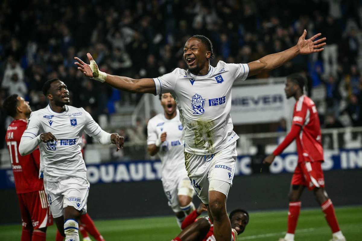 Okoh marque deux buts et met fin à la série noire : à dix contre onze lAJA domine Brest