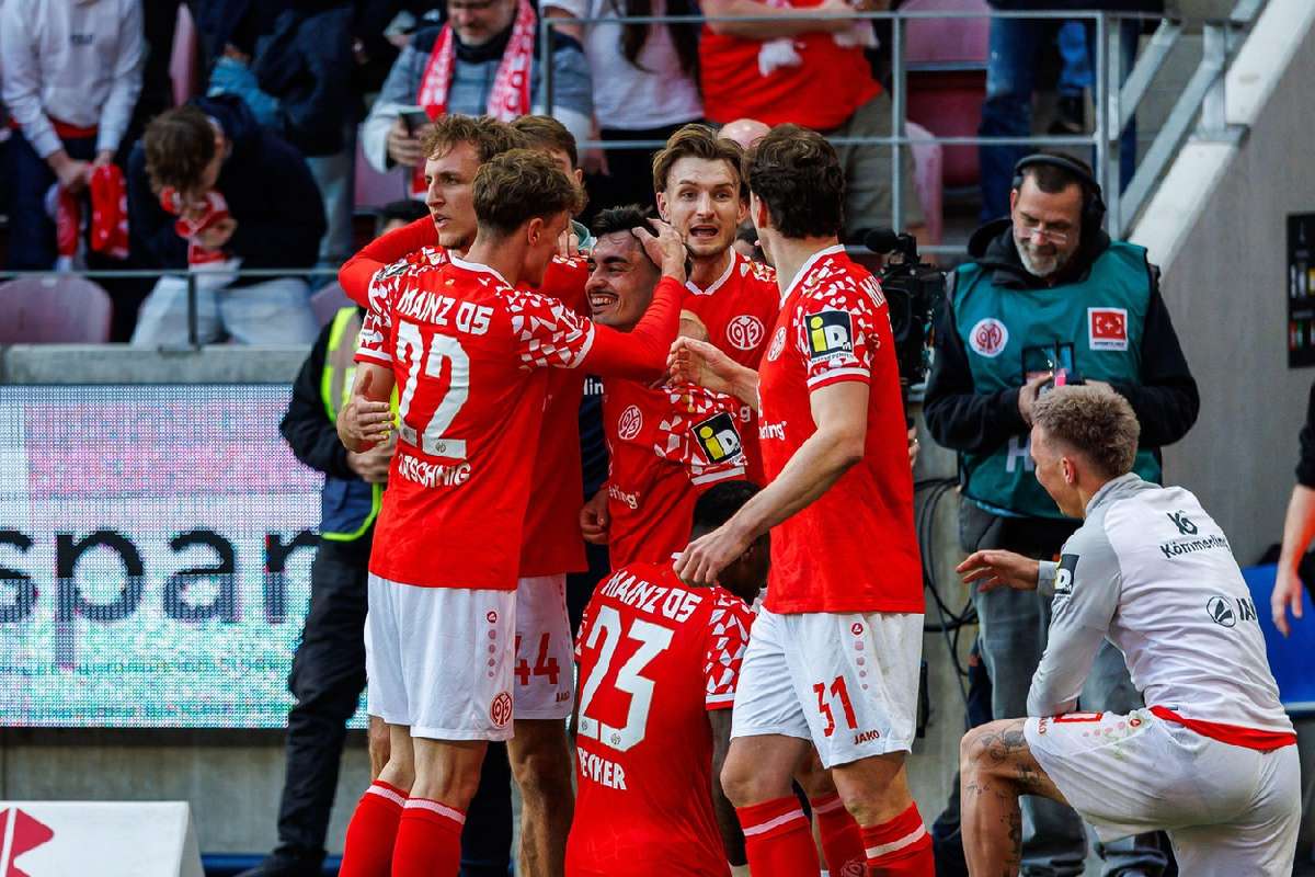 Nebel scoort dramatisch laat winnend doelpunt terwijl Mainz Europese kanshebbers Eintracht Frankfurt verrast