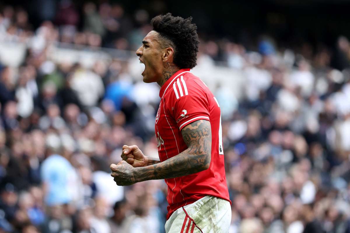 Premier League Vítor Pereira agrava aflições do Tottenham com revés por 0 3 enquanto NES desperdiça chance ao perder por 2 0