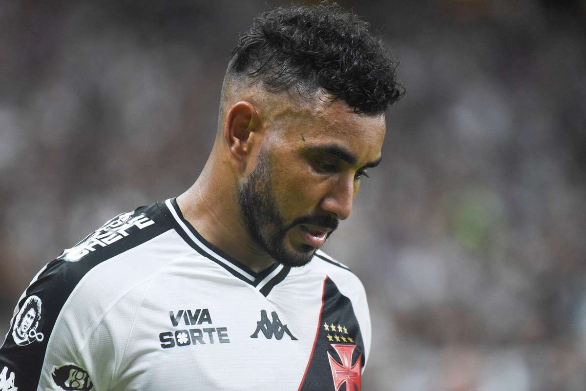 Ex-jogador do Vasco Dimitri Payet anuncia reforma do futebol
