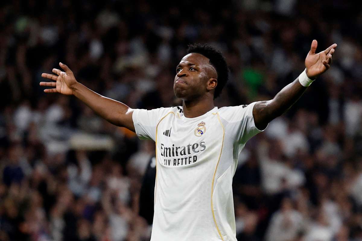 Le Real Madrid domine l'Atlético grâce à un doublé de Vinicius Jr et reste proche du leader barcelonais