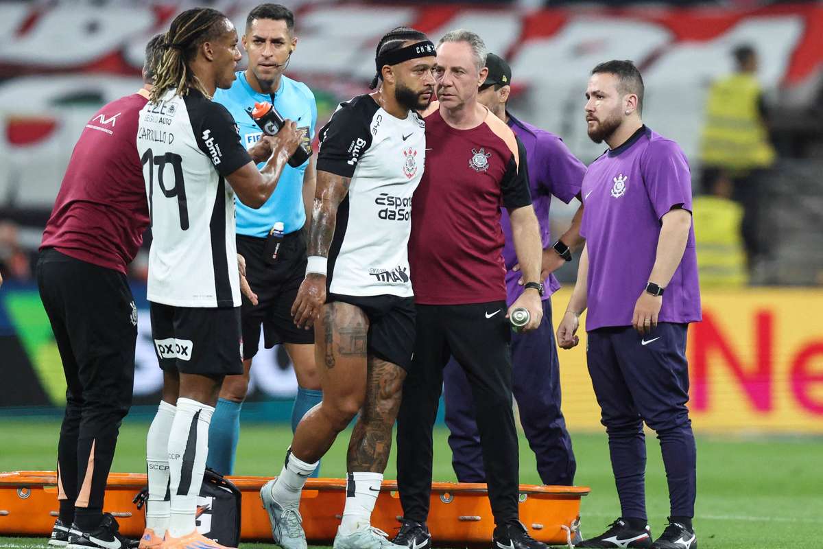 Memphis contribui para golo mas abandona jogo lesionado no primeiro tempo de Corinthians frente a Flamengo