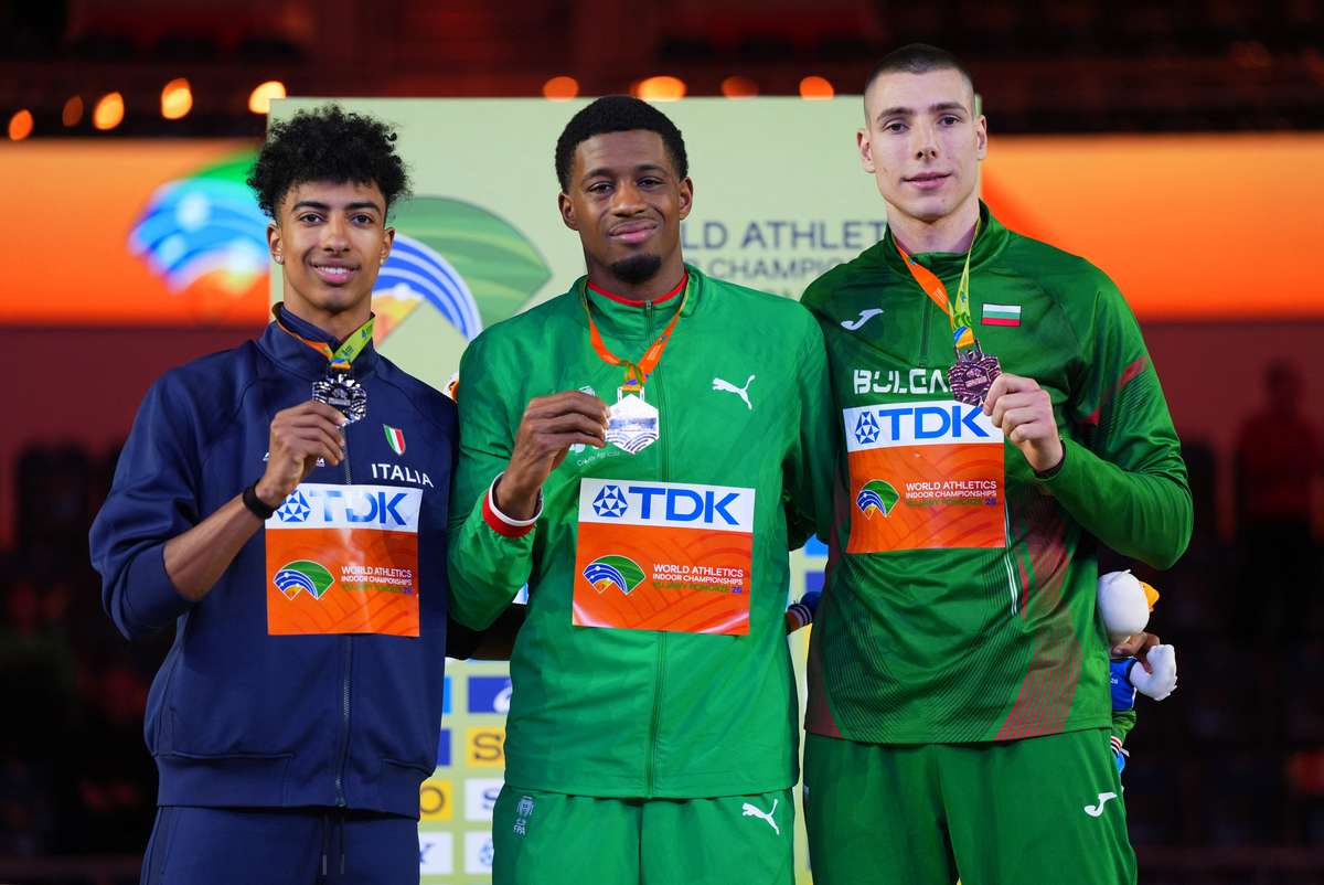 Federação Portuguesa de Futebol empresta autocarro à equipa de atletismo