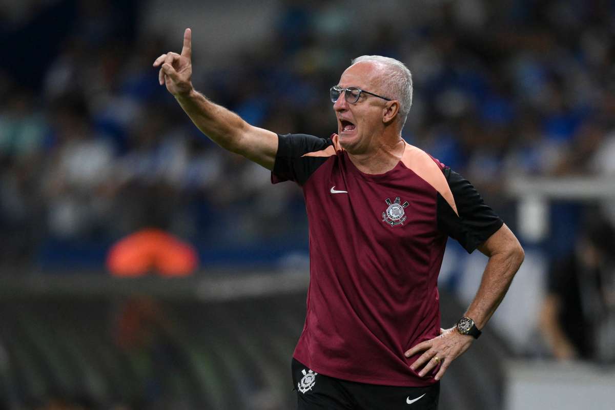 Dorival afirma que expulsão do avançado do Flamengo terminou o encontro com o Corinthians