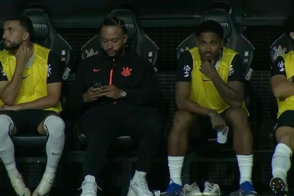 Brasileirão Memphis Depay do Corinthians esclarece nas redes o uso do telemóvel no banco de reservas