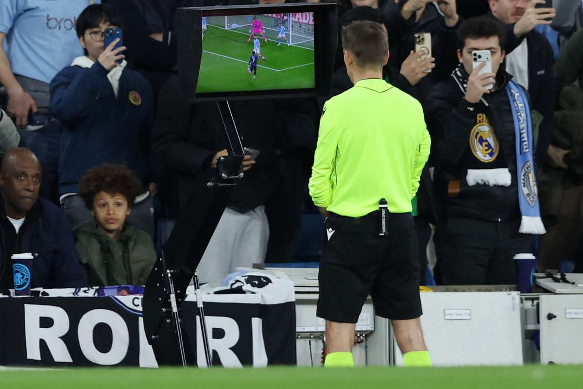 UEFA pretende propor VAR menos interventivo às ligas europeias